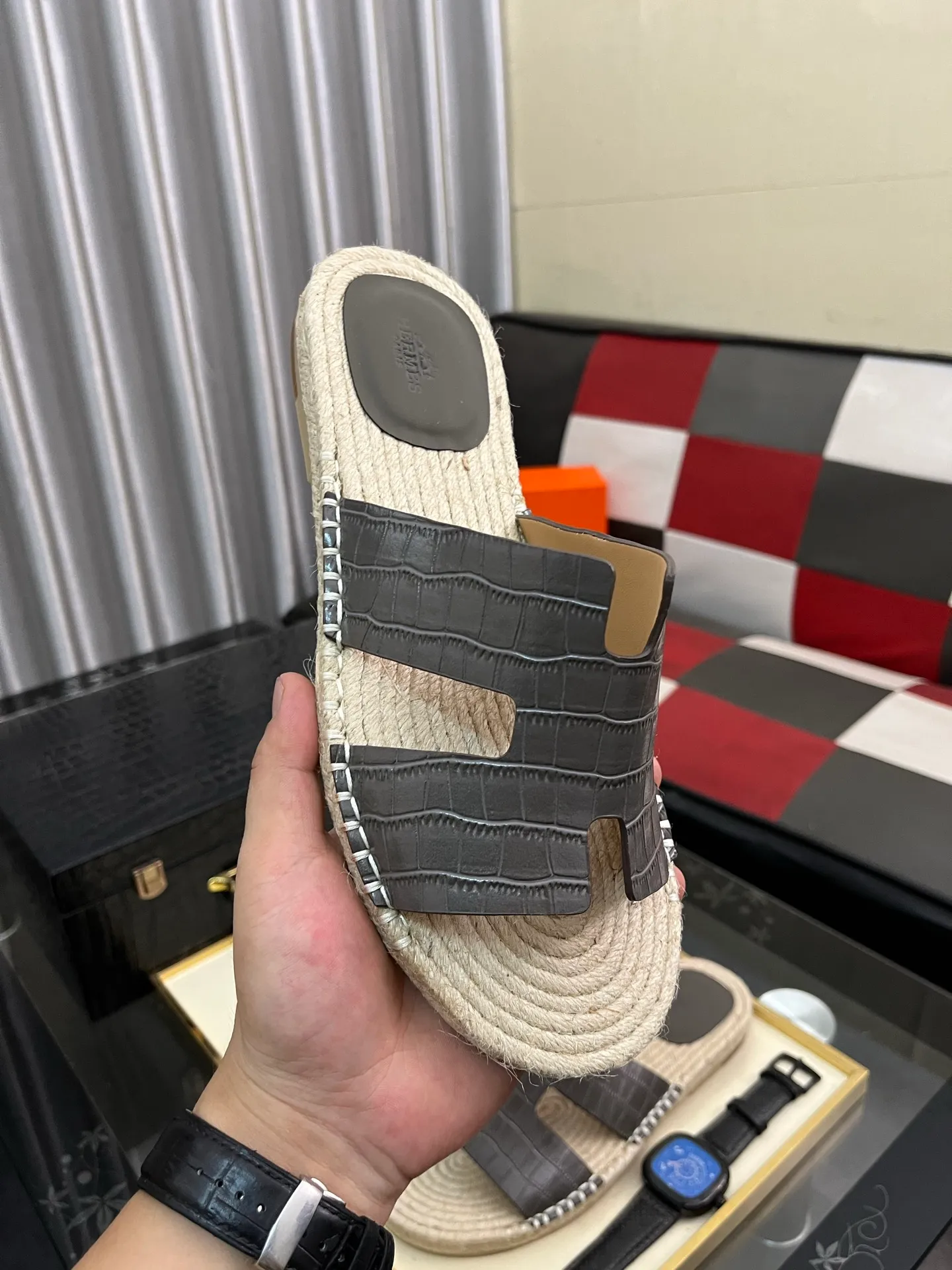 Men's shoes 💰340⌚️⌚️《HERMES》Hermes 💁♂️Men's casual slippers, compare the quality at the counter🧚🏿♂️ The upper layer has a stone pattern with clear texture, showing high-end, high-end, comfortable to wear and versatile. Purely hand-pulled, raw rubber breathable outsole, breathable and comfortable lambskin lining, 100% comfortable density, original rubber outsole wear-resistant code number 38-44. Can be customized 45-46-47